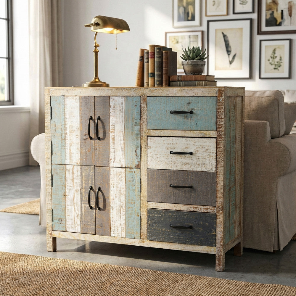 Dettaglio frontale della credenza in legno con cassetti e ante colorate, inserita in un salotto elegante.