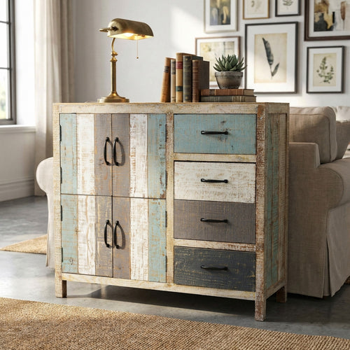 Dettaglio frontale della credenza in legno con cassetti e ante colorate, inserita in un salotto elegante.