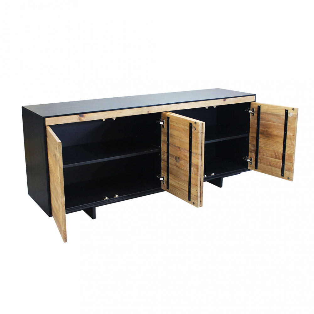 Scatto in studio della credenza con ante aperte, rivelando i capienti ripiani interni scuri.