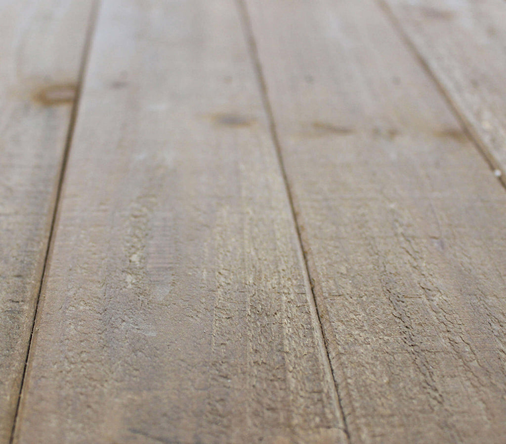 Texture ravvicinata delle venature del legno marrone sulla superficie superiore.