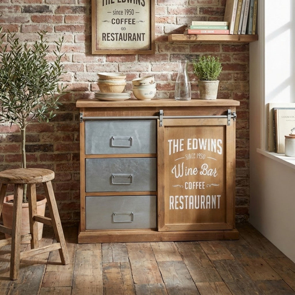 Credenza Ellery ambientata in una stanza in stile industriale con parete in mattoni.