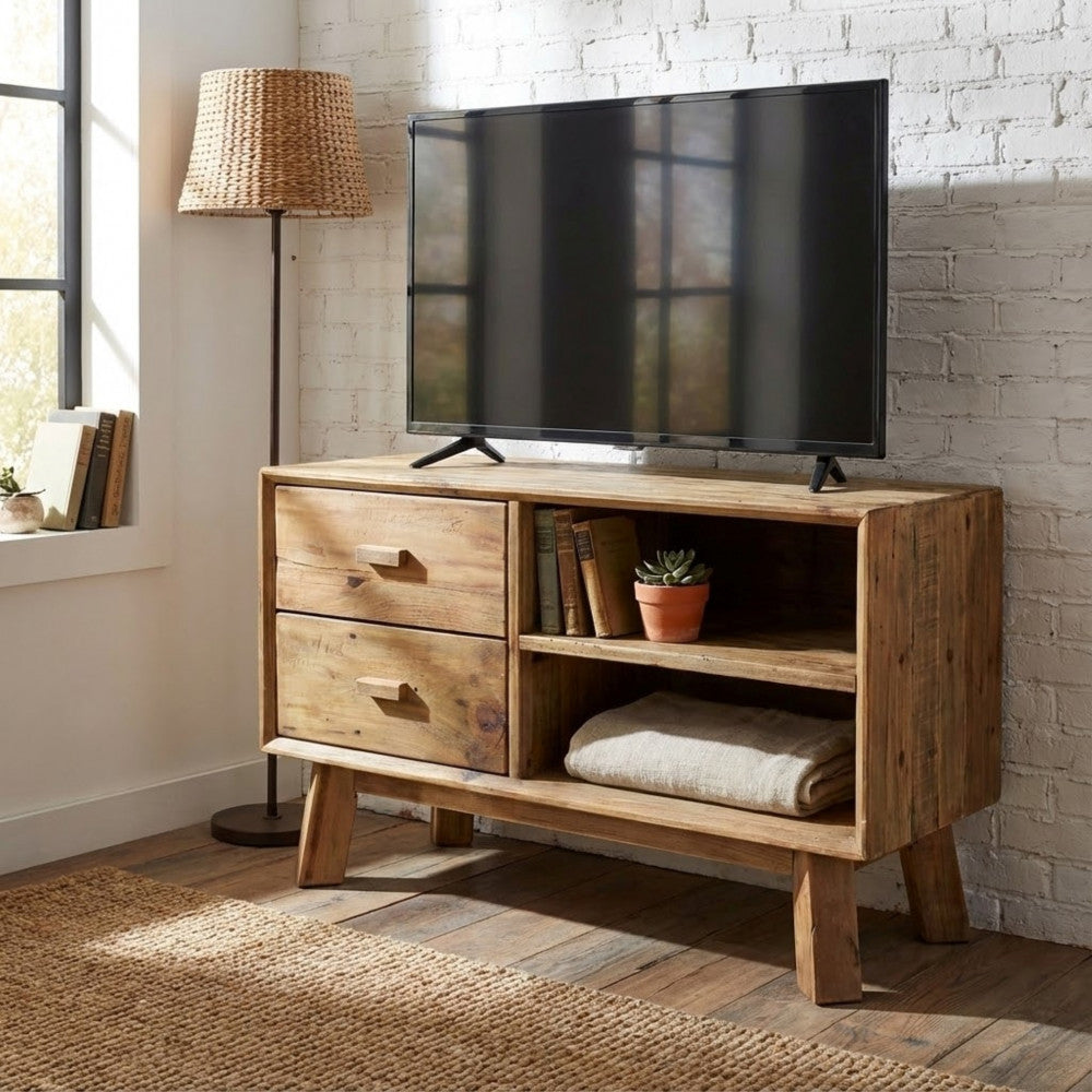 Comodino ELSDON utilizzato come mobile TV in un soggiorno dal design industriale con parete in mattoni bianchi.