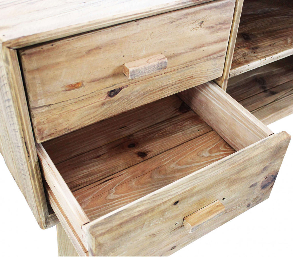 Dettaglio ravvicinato dell'interno del cassetto del comodino ELSDON, mostrando la solidità del legno.