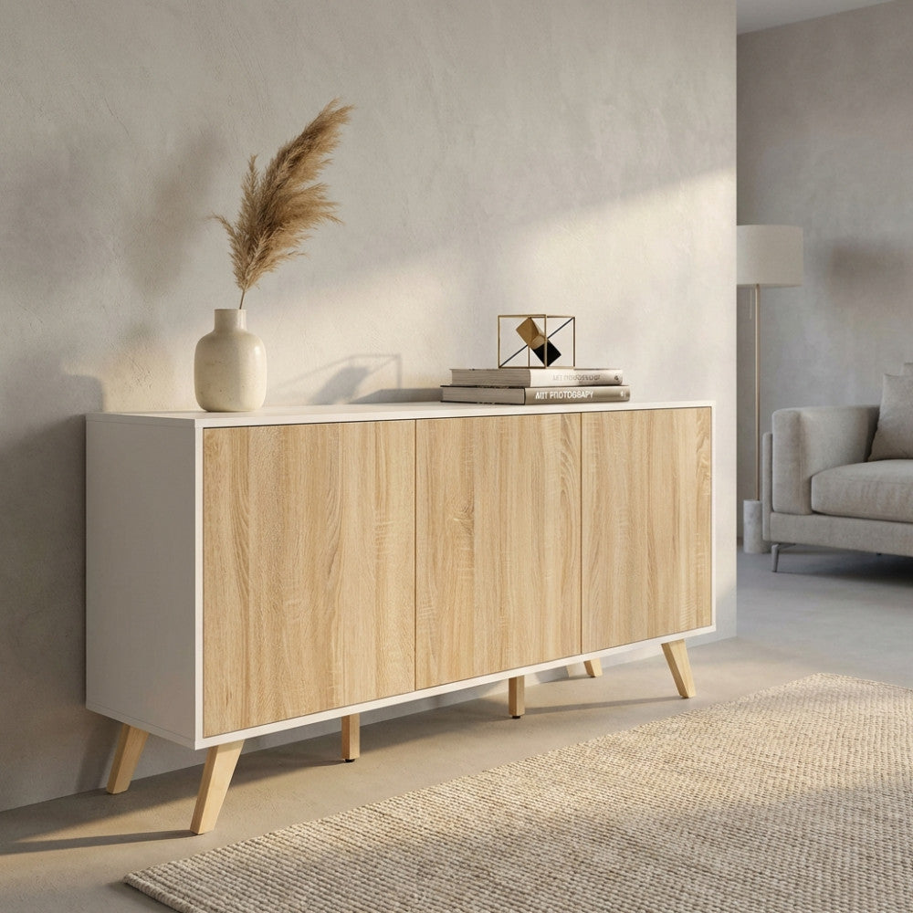 Vista angolare della madia scandinava Elton, che mostra il contrasto tra la struttura bianca e le ante effetto legno.