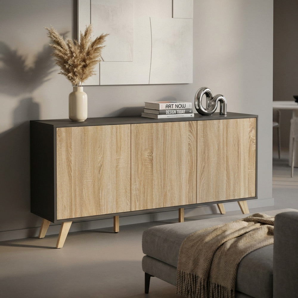 Credenza Elton in truciolare bilaminato antracite e legno naturale, ambientata in un soggiorno moderno con vaso decorativo.