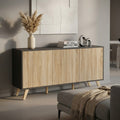 Credenza Elton in truciolare bilaminato antracite e legno naturale, ambientata in un soggiorno moderno con vaso decorativo.
