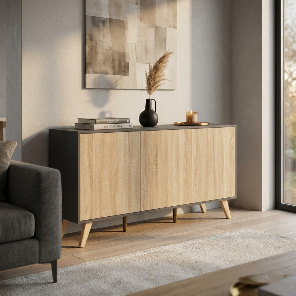 Dettaglio della credenza Elton in truciolare bilaminato, illuminata da luce naturale in un salotto elegante.