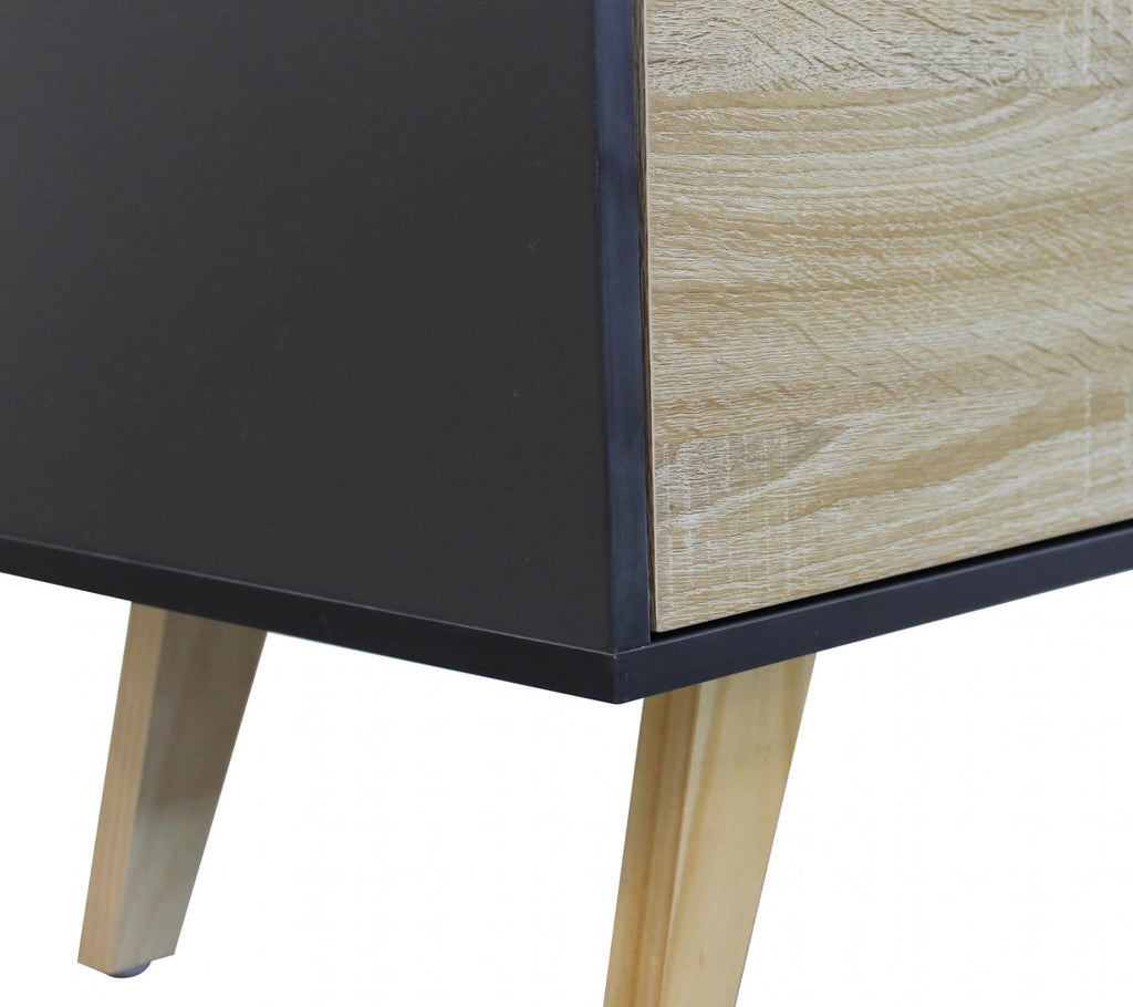 Primo piano del contrasto materico tra la struttura antracite e l'anta effetto legno della credenza Elton.