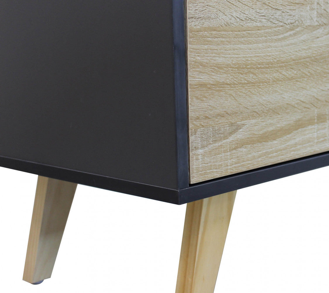 Primo piano del contrasto materico tra la struttura antracite e l'anta effetto legno della credenza Elton.