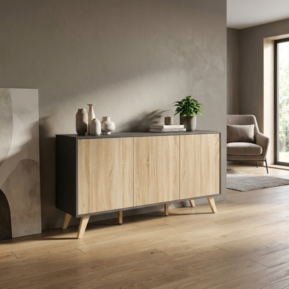 Credenza Elton inserita in un contesto living raffinato, decorata con vasi in ceramica e una pianta.