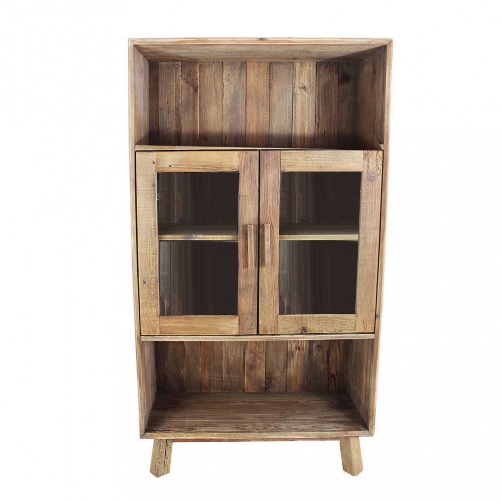 Vista frontale della credenza Elvin in pino riciclato con ante in vetro chiuse.