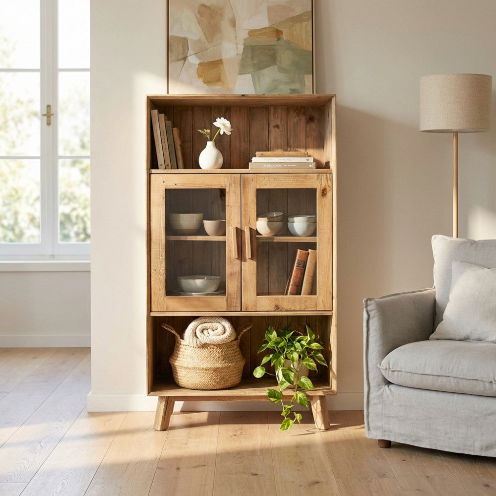 Credenza vintage Elvin ambientata in un luminoso soggiorno con poltrona grigia e lampada da terra.