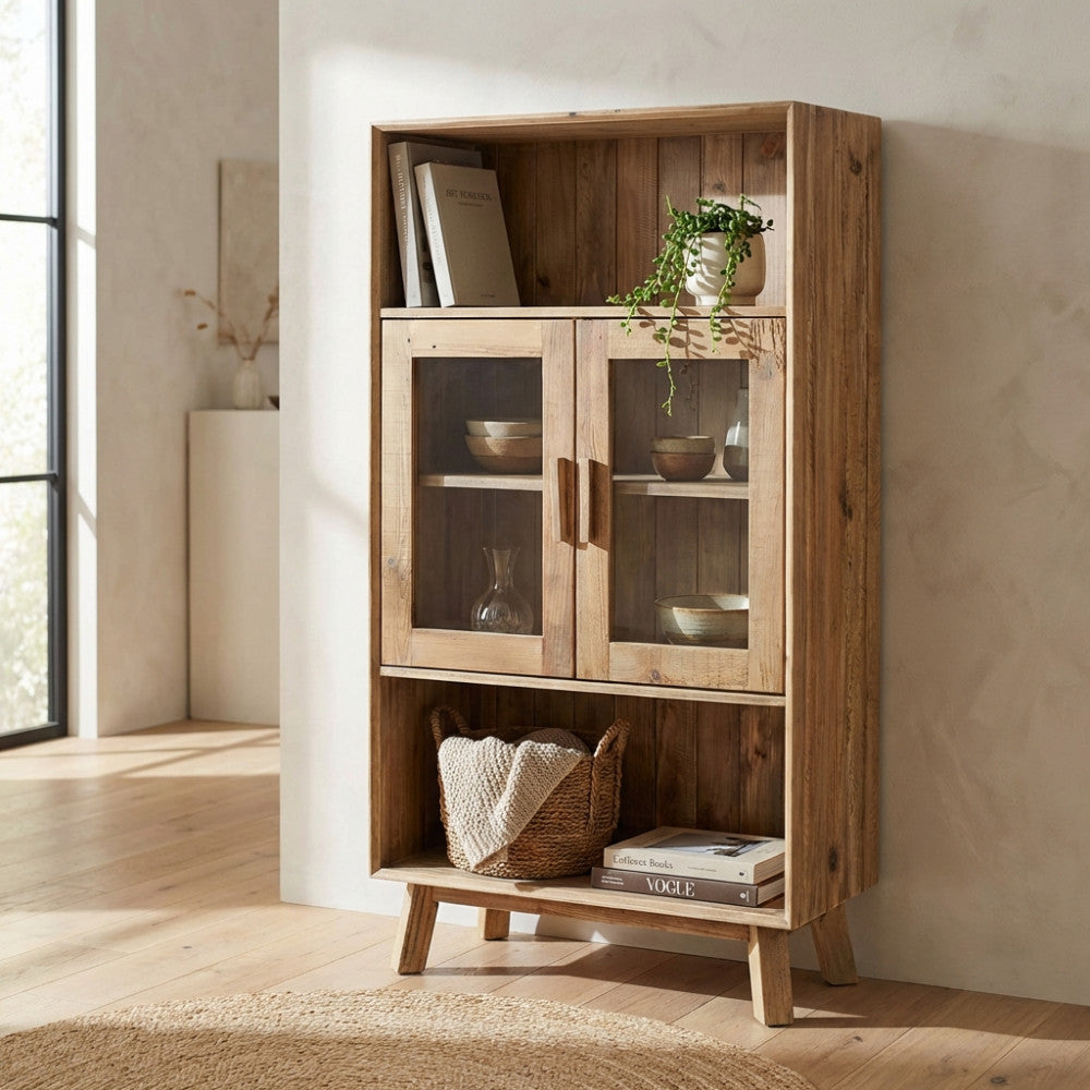 Vetrina Elvin in pino riciclato posizionata in un corridoio moderno con cesti in vimini e decorazioni.