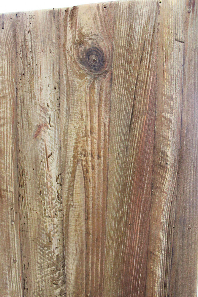 Dettaglio ravvicinato delle venature e della texture tattile del pino riciclato marrone.