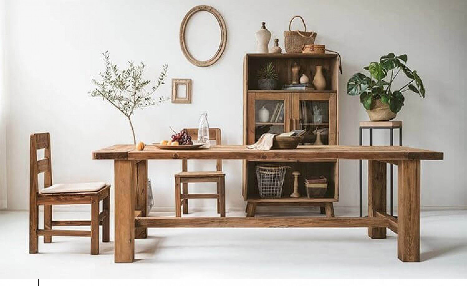 Vetrina Elvin sullo sfondo di una sala da pranzo con grande tavolo in legno e sedie coordinate.