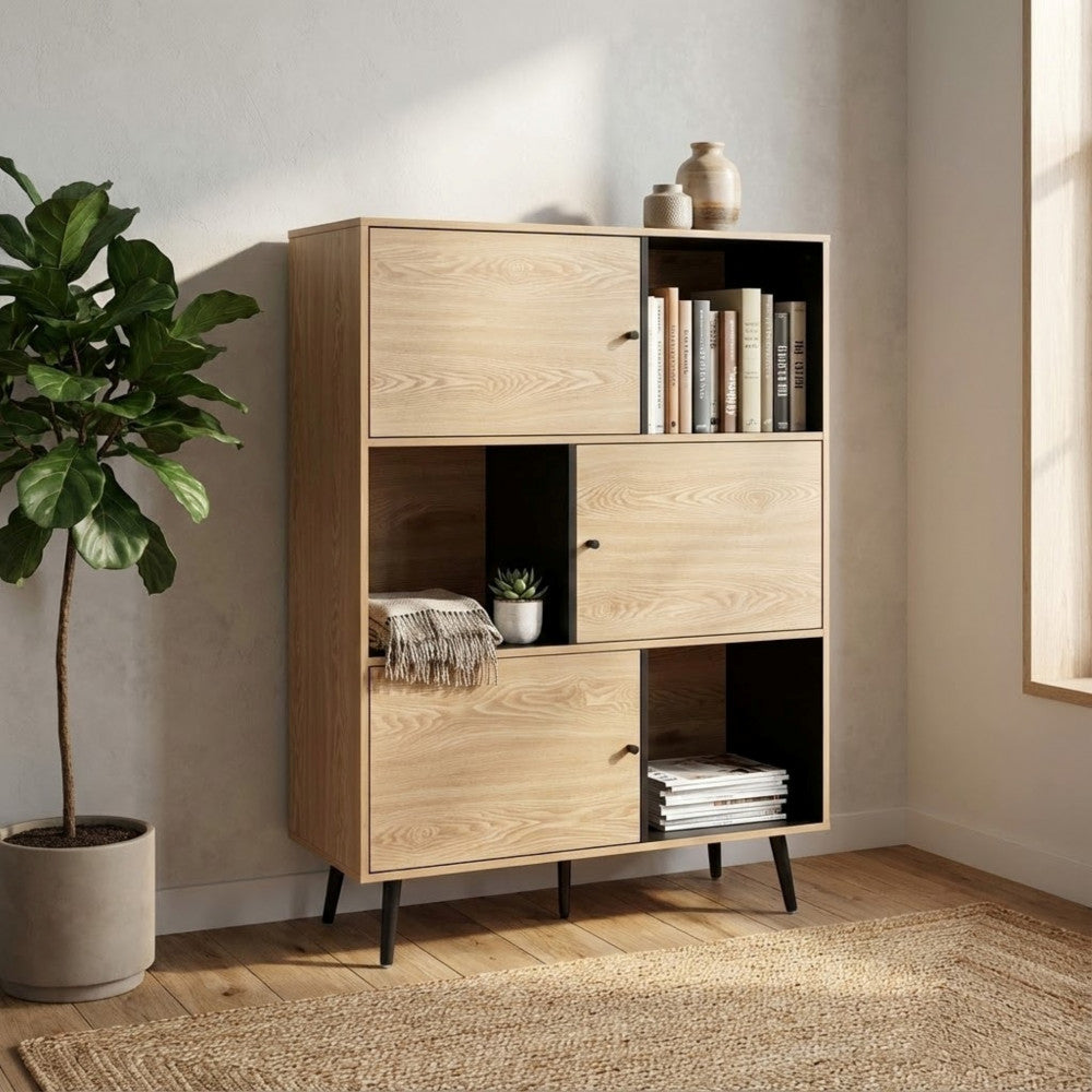 Credenza Elwood ambientata in un angolo relax con pianta d'appartamento e tappeto in iuta.