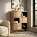 Credenza Elwood in truciolare bilaminato marrone e nero inserita in un salotto luminoso.