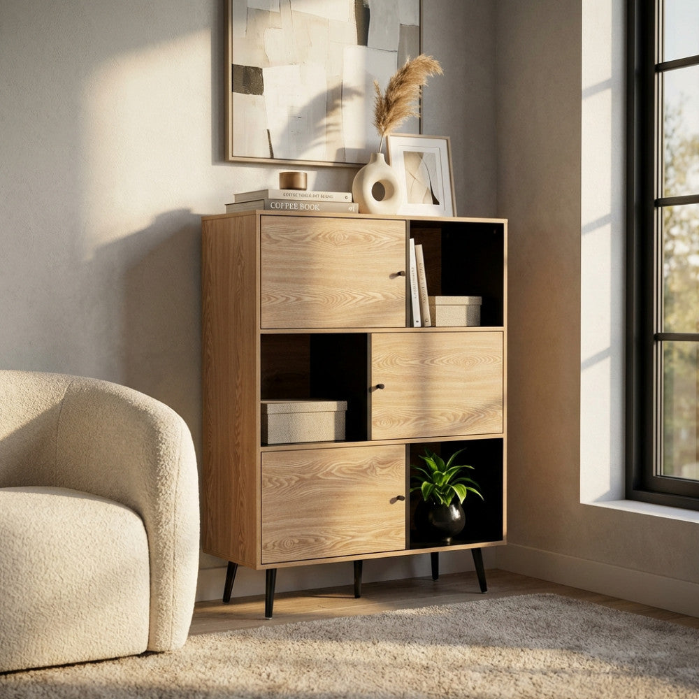 Credenza Elwood in truciolare bilaminato marrone e nero inserita in un salotto luminoso.