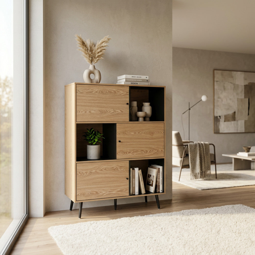 Vista angolare della credenza moderna Elwood con decorazioni minimaliste e vasi in ceramica.