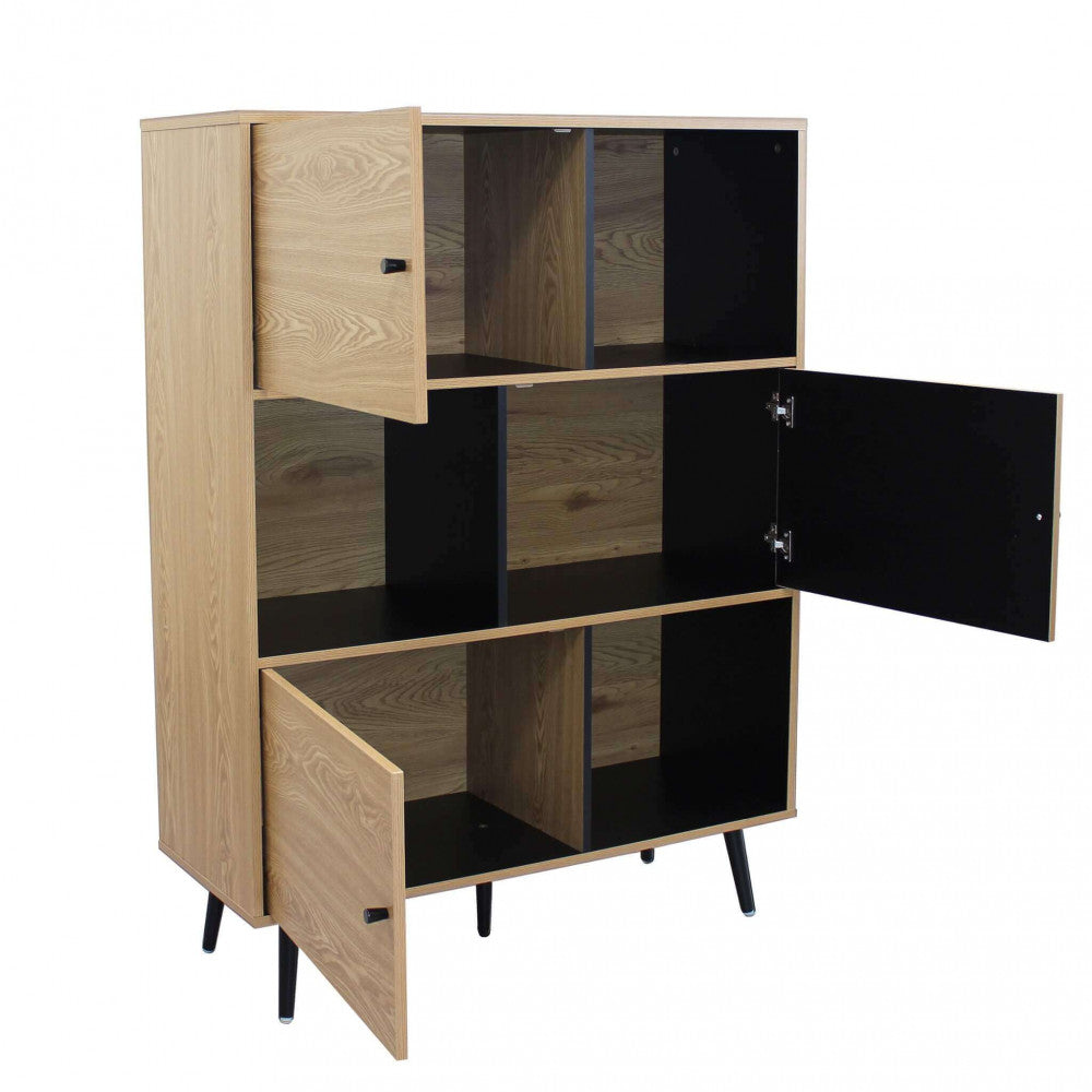 Credenza Elwood con ante aperte, rivelando i ripiani interni neri e la struttura robusta.