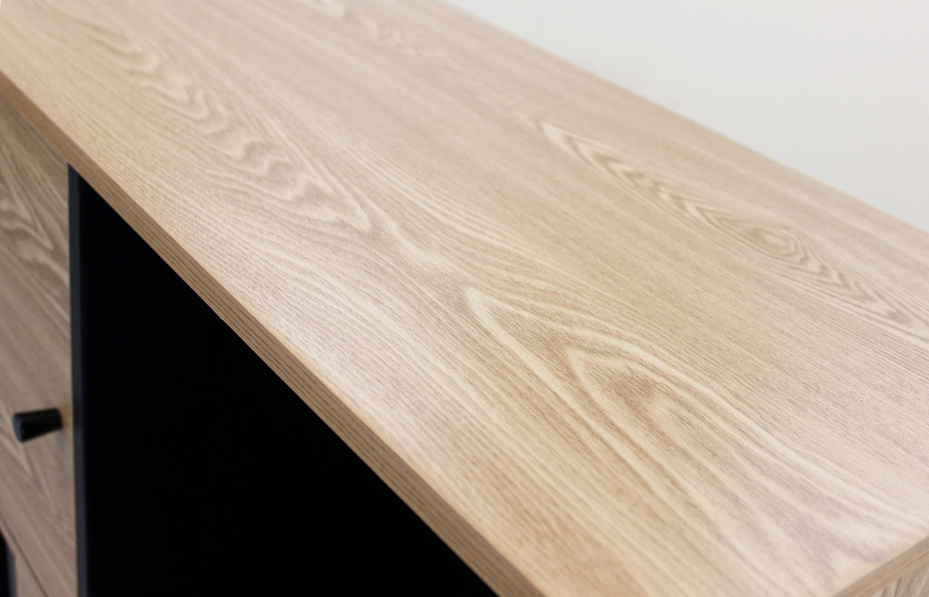 Superficie superiore della credenza Elwood, che mostra la texture materica del bilaminato.