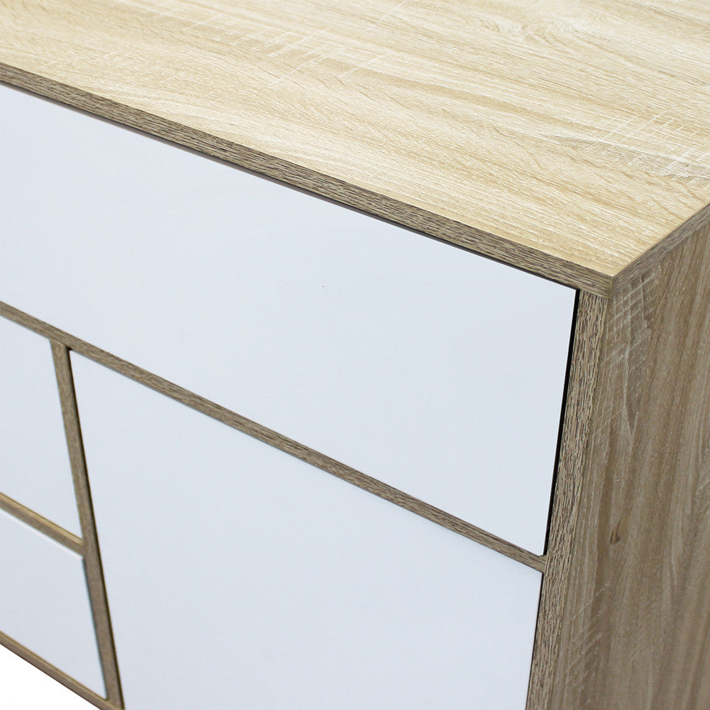 Dettaglio ravvicinato del top della credenza, che mostra la texture realistica del legno bilaminato e la finitura liscia del cassetto bianco.