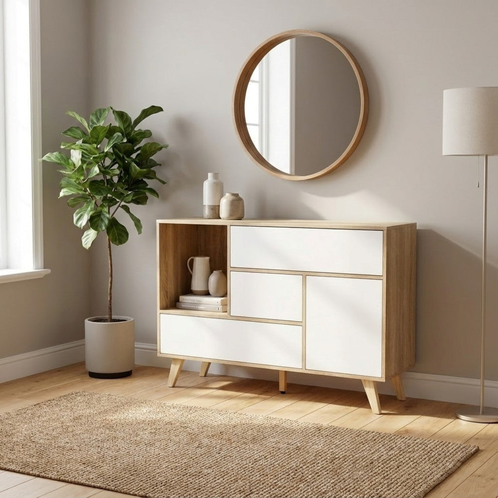 Credenza Emory inserita in un contesto d'arredo raffinato con specchio rotondo in legno, pianta d'appartamento e tappeto in juta.