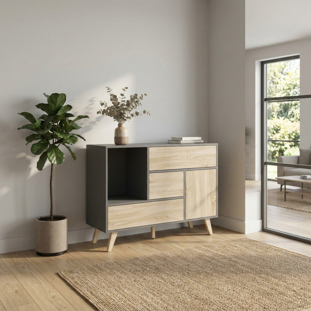 Credenza Emory antracite e legno naturale in un soggiorno luminoso con pianta d'appartamento.