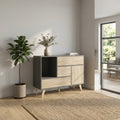 Credenza Emory antracite e legno naturale in un soggiorno luminoso con pianta d'appartamento.