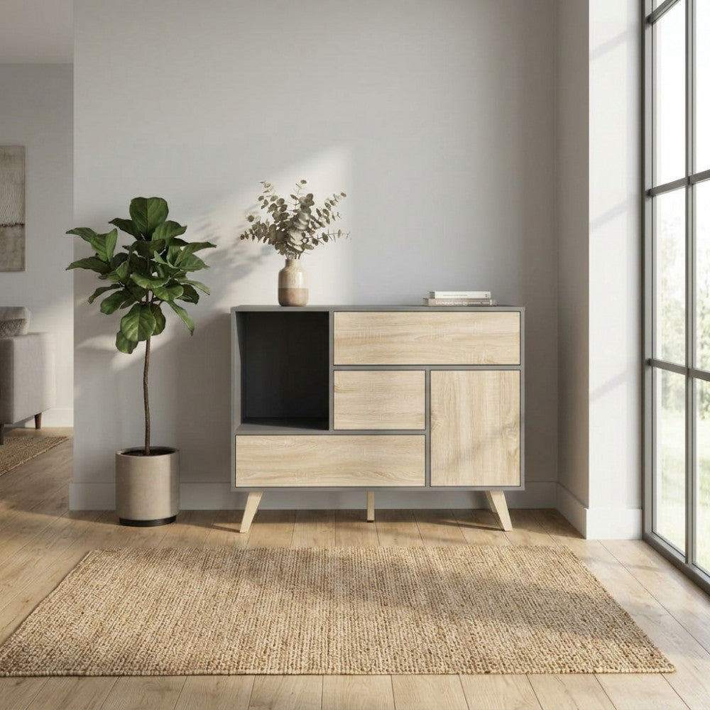 Vista frontale della credenza Emory inserita in un contesto living moderno vicino a una vetrata.