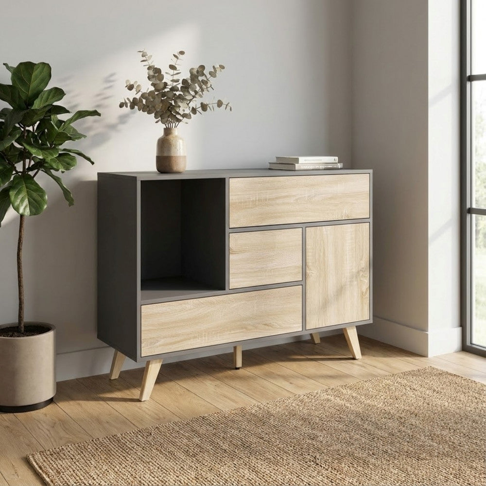 Ambientazione lifestyle della credenza Emory illuminata dalla luce naturale in un salotto elegante.