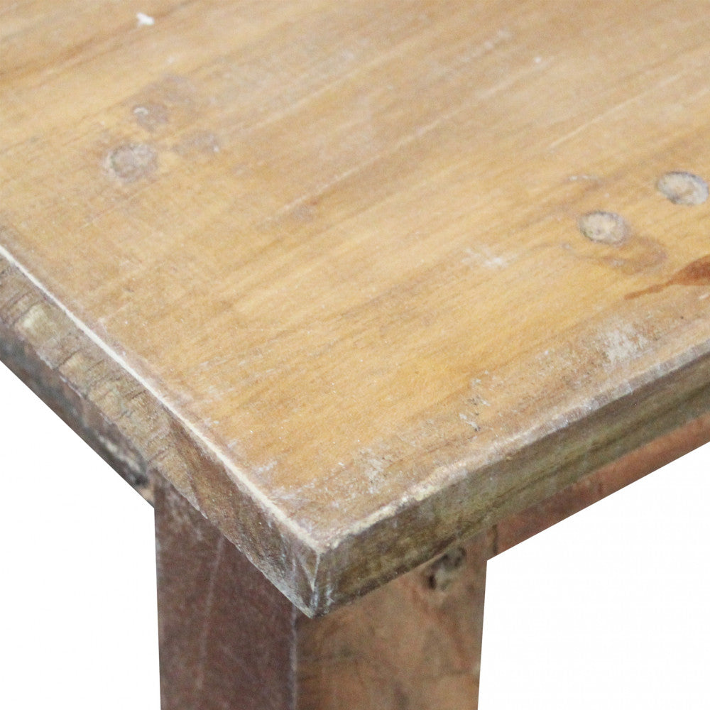 Dettaglio della texture materica della panca, che evidenzia le venature e la finitura rustica.