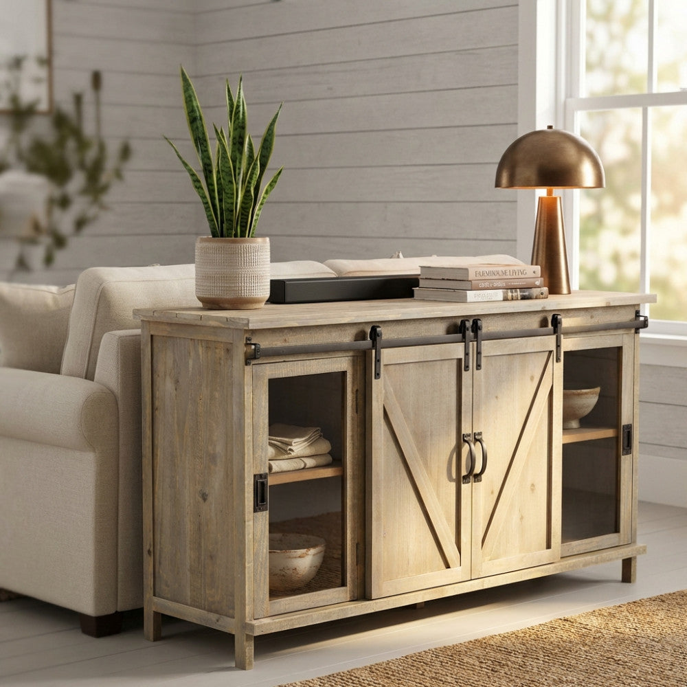Credenza Mobile Ethan in legno e acciaio inserita in un elegante soggiorno luminoso con divano chiaro.