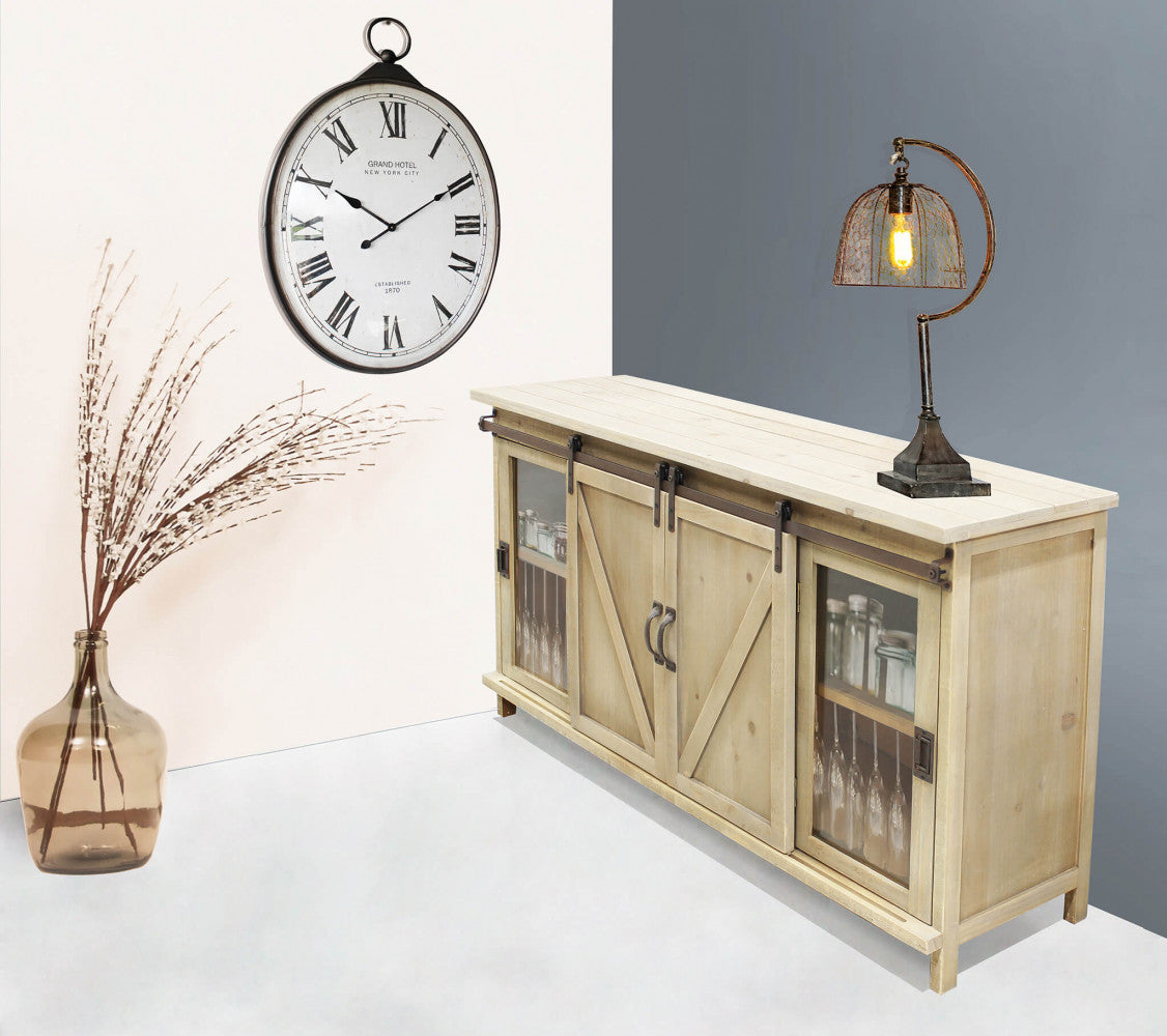 Ambientazione della credenza in uno spazio dal gusto industriale con orologio da parete e lampada vintage.