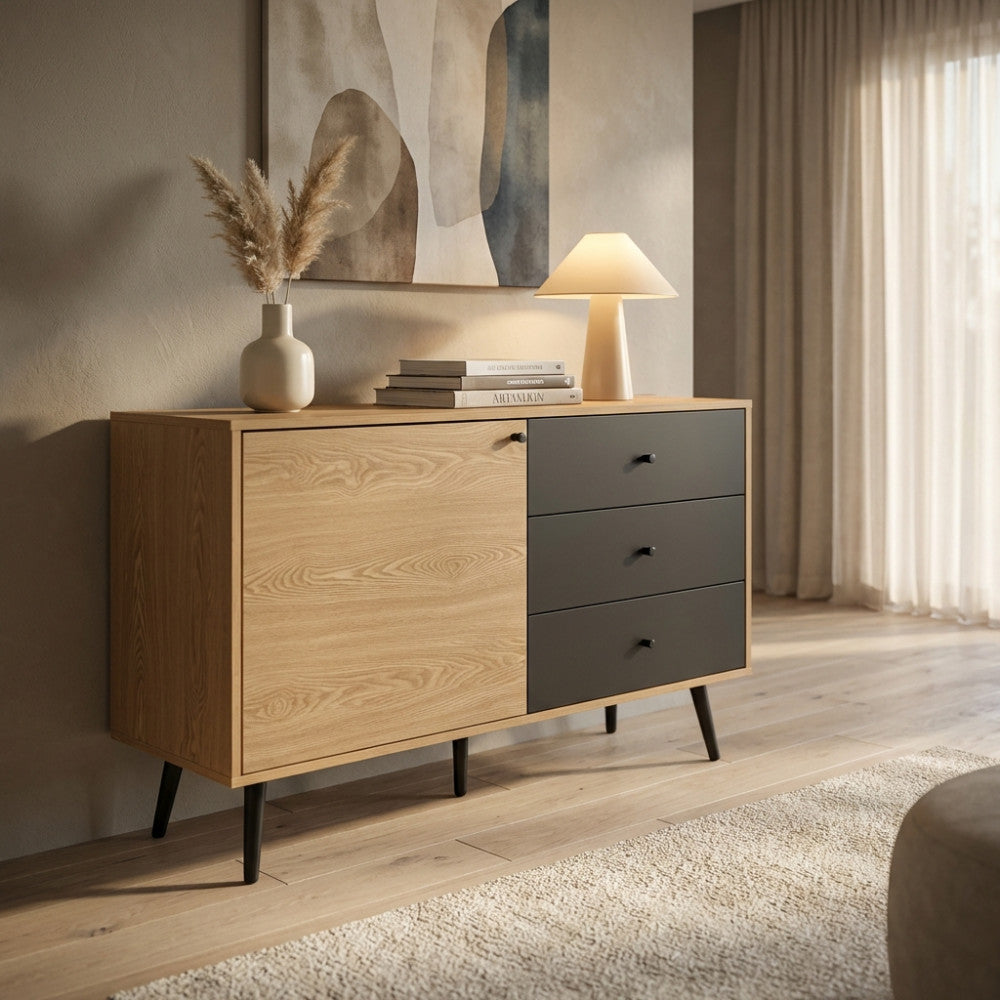 Credenza Evan in un soggiorno luminoso, vista frontale angolata.