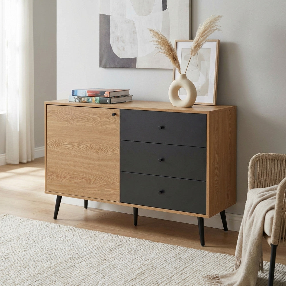 Credenza Evan decorata con vasi e libri, ambientazione moderna.