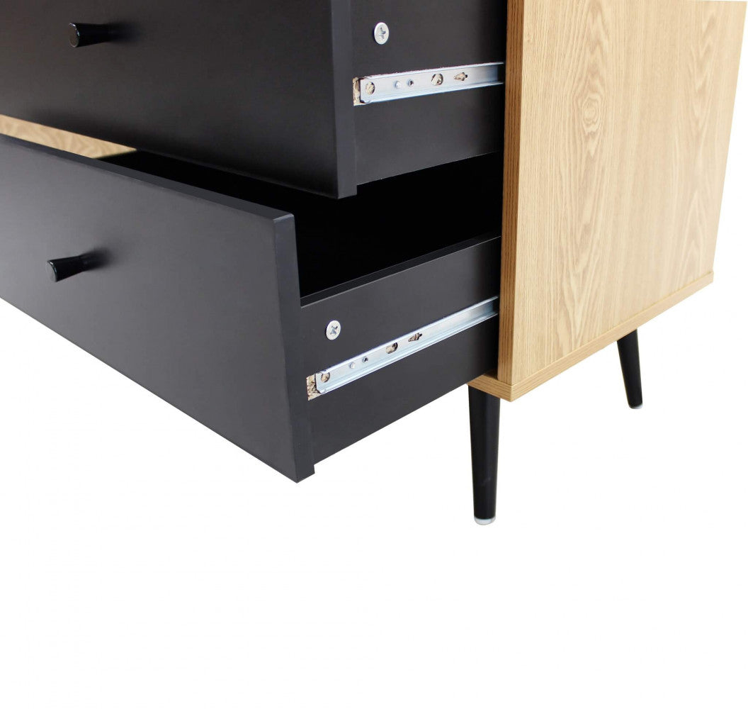 Dettaglio dei cassetti aperti con guide metalliche della credenza Evan.