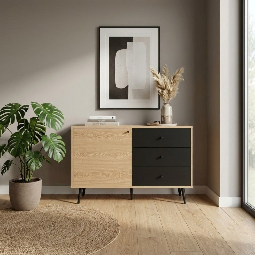 Credenza Evan in un salotto con pianta d'appartamento e tappeto in iuta.