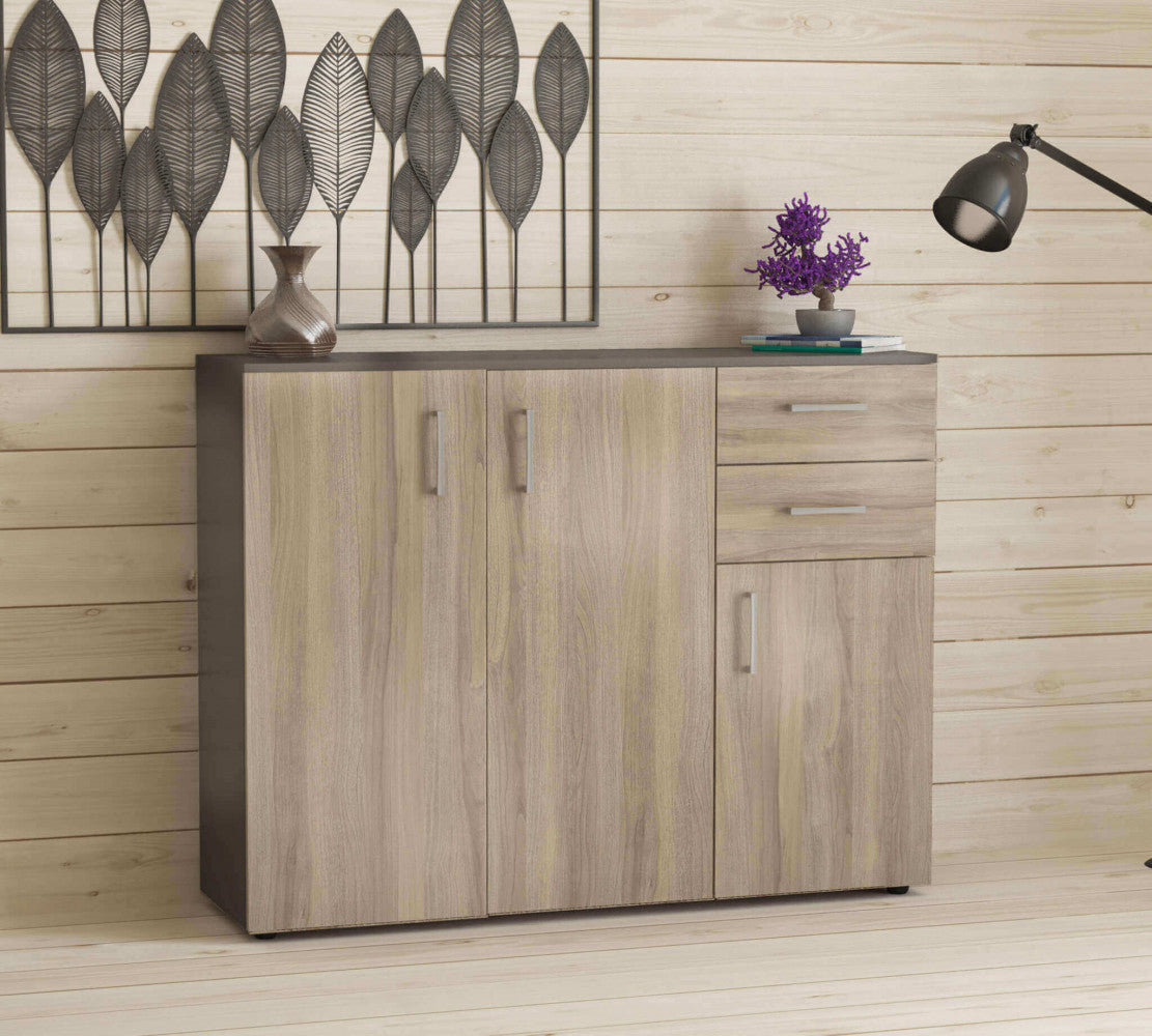 Credenza Flexi inserita in un contesto rustico moderno con parete in legno chiaro e lampada scura.