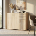 Credenza Flexi in quercia chiaro ambientata in un soggiorno luminoso con decorazioni minimaliste.