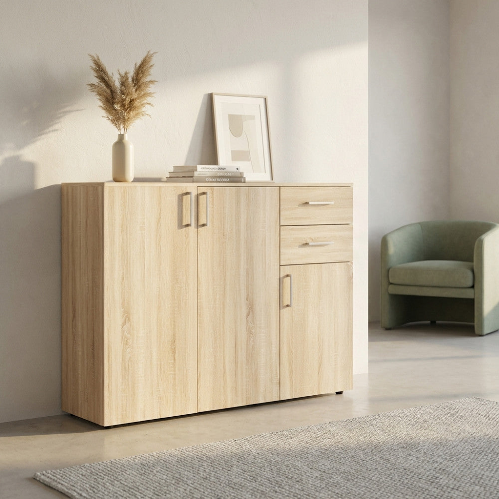 Dettaglio frontale della credenza Flexi con tre ante e due cassetti in finitura legno chiaro.