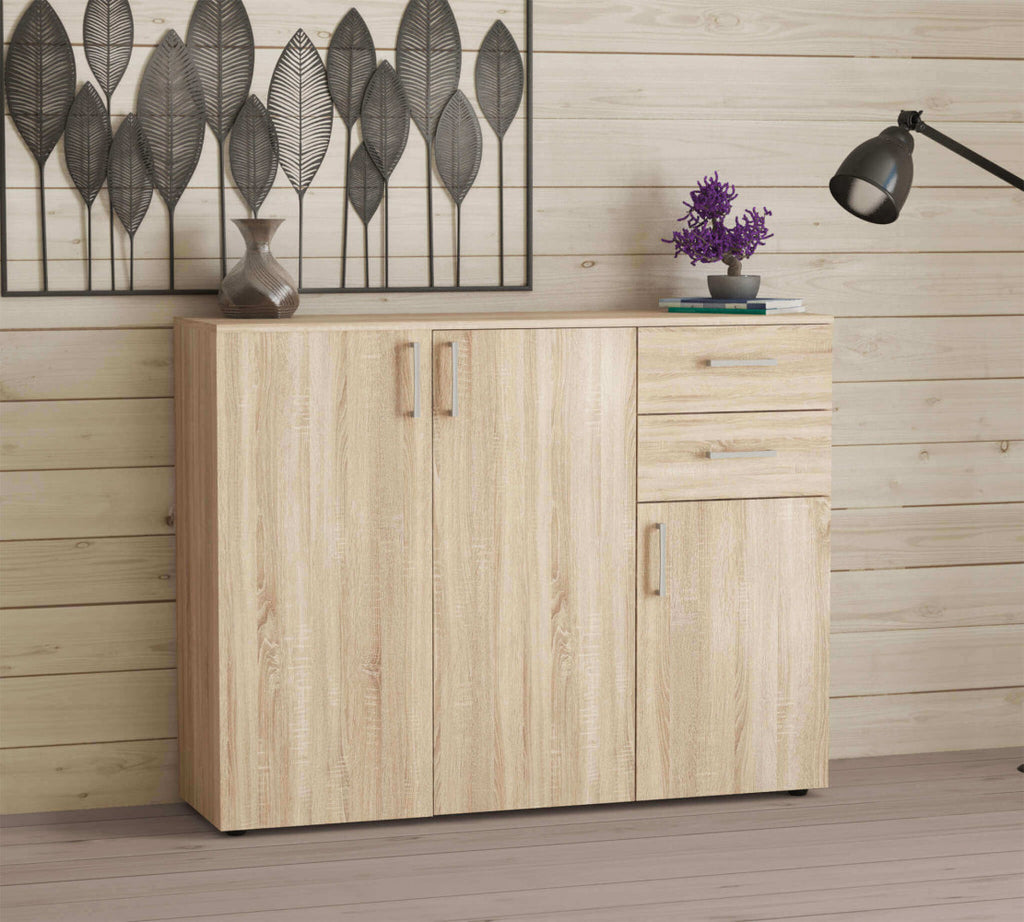 Credenza Flexi posizionata in un ambiente rustico contemporaneo con pannelli in legno e lampada scura.