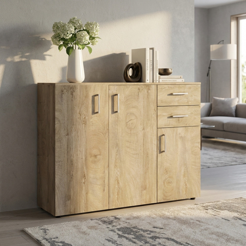 Credenza moderna rovere chiaro inserita in un salotto elegante con luce naturale e tappeto materico.