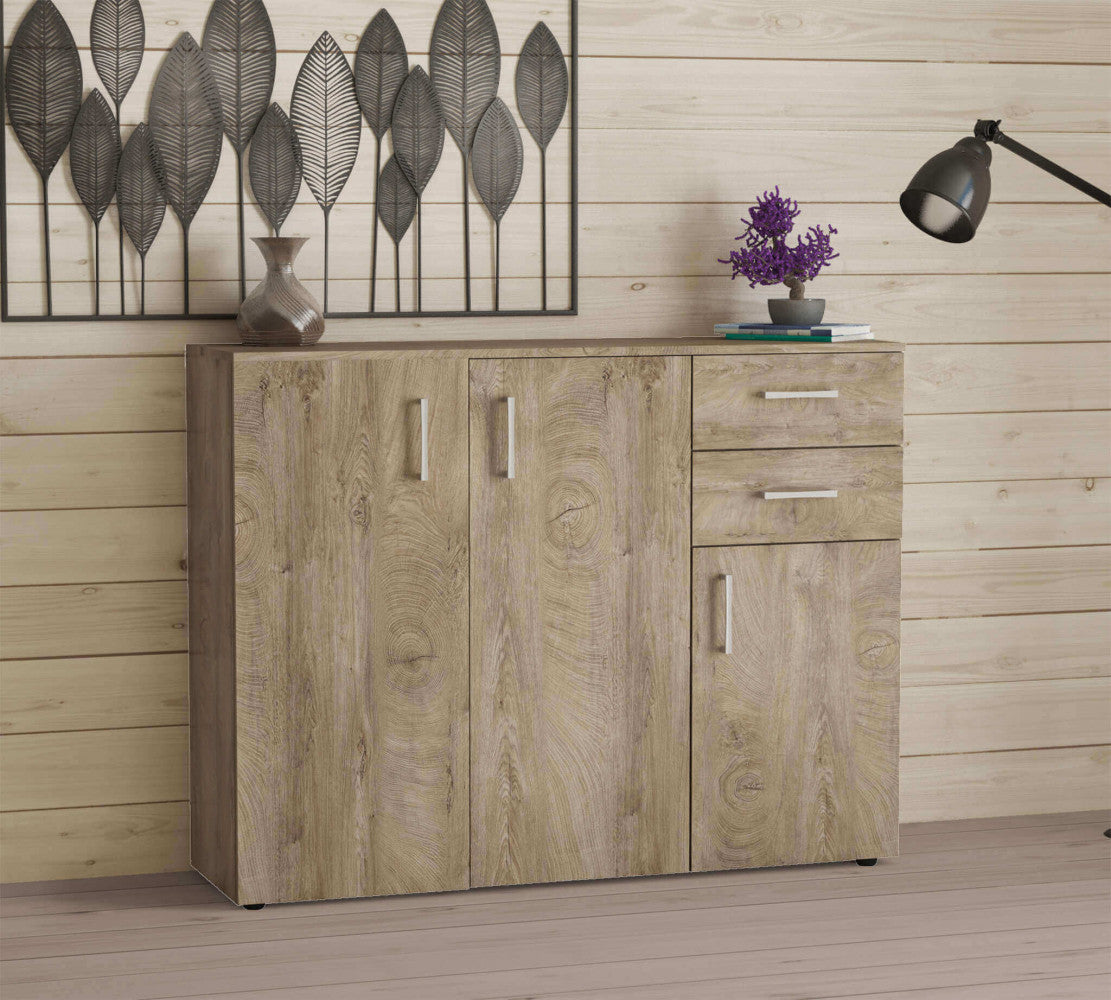 Dettaglio della credenza in rovere chiaro in un contesto domestico con lampada da terra nera.