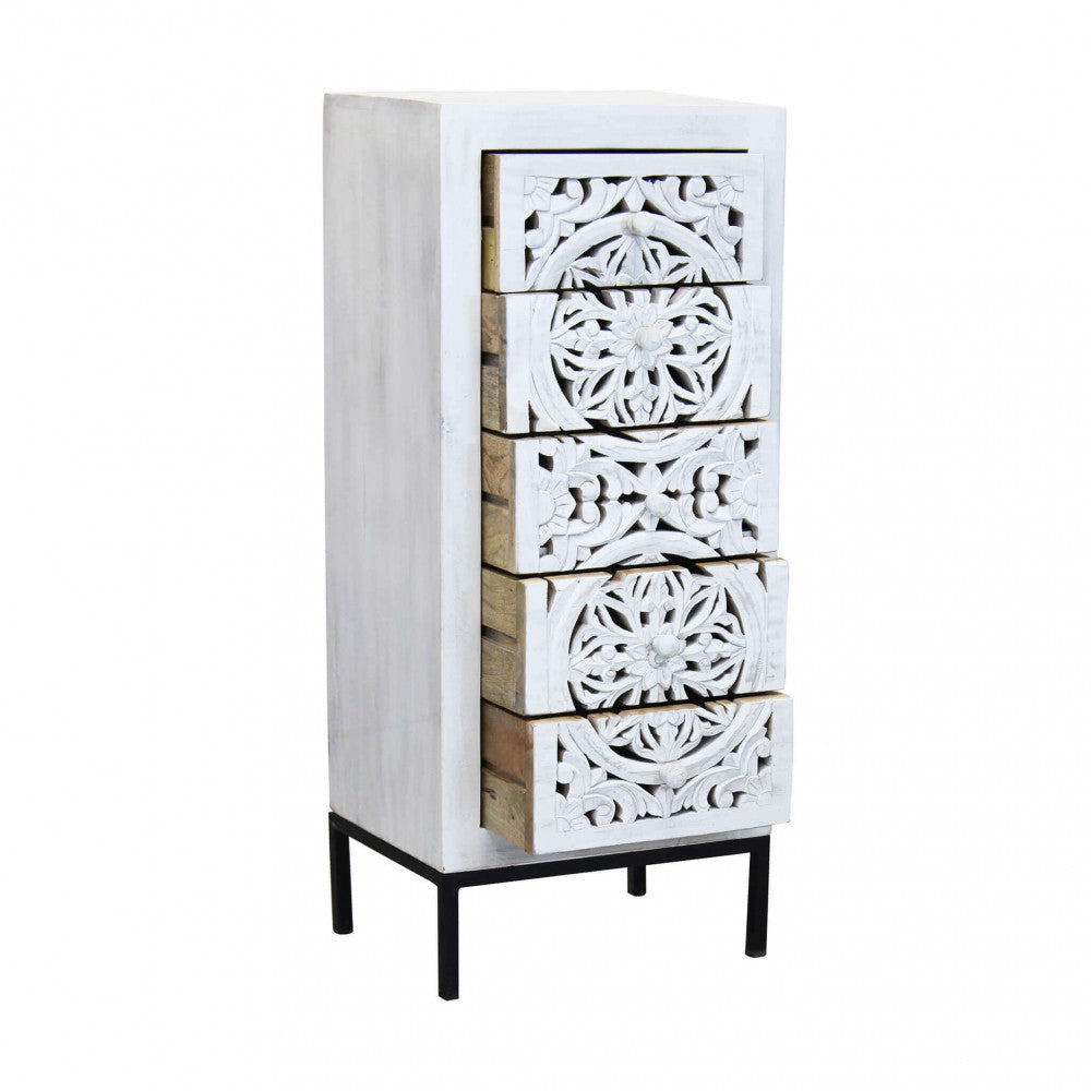 Mobile a cassetti alto modello Foster, con struttura in ferro nero e cinque cassetti in legno di mango sbiancato.