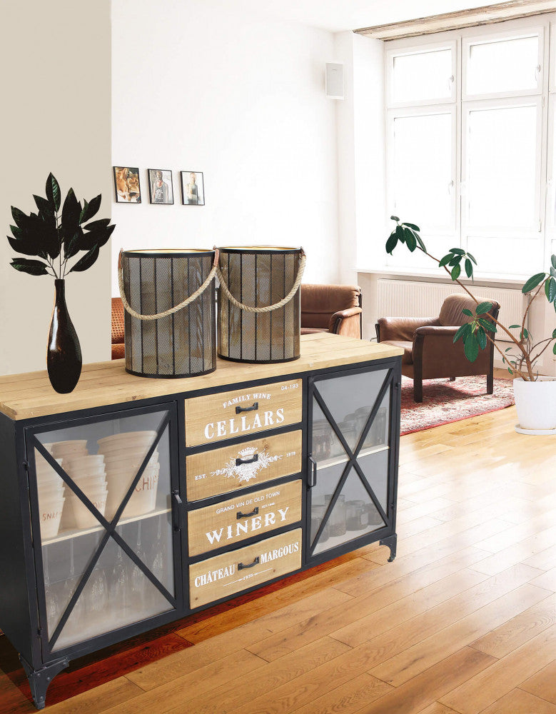Credenza Fraser ambientata in un salotto moderno con pavimento in parquet.