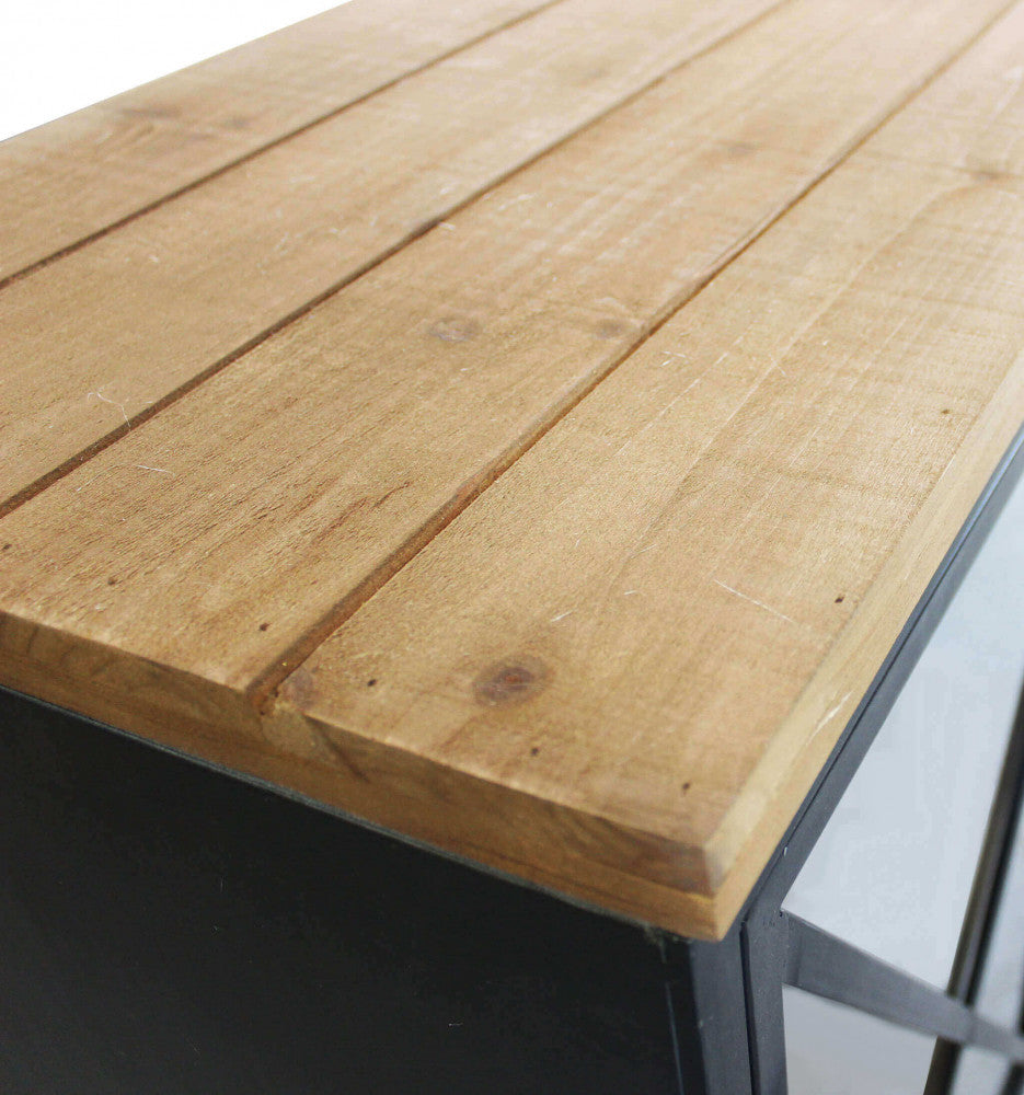 Particolare della superficie superiore in legno massiccio con venature a vista.