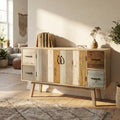 Credenza vintage Fred in legno multicolore ambientata in un soggiorno luminoso.