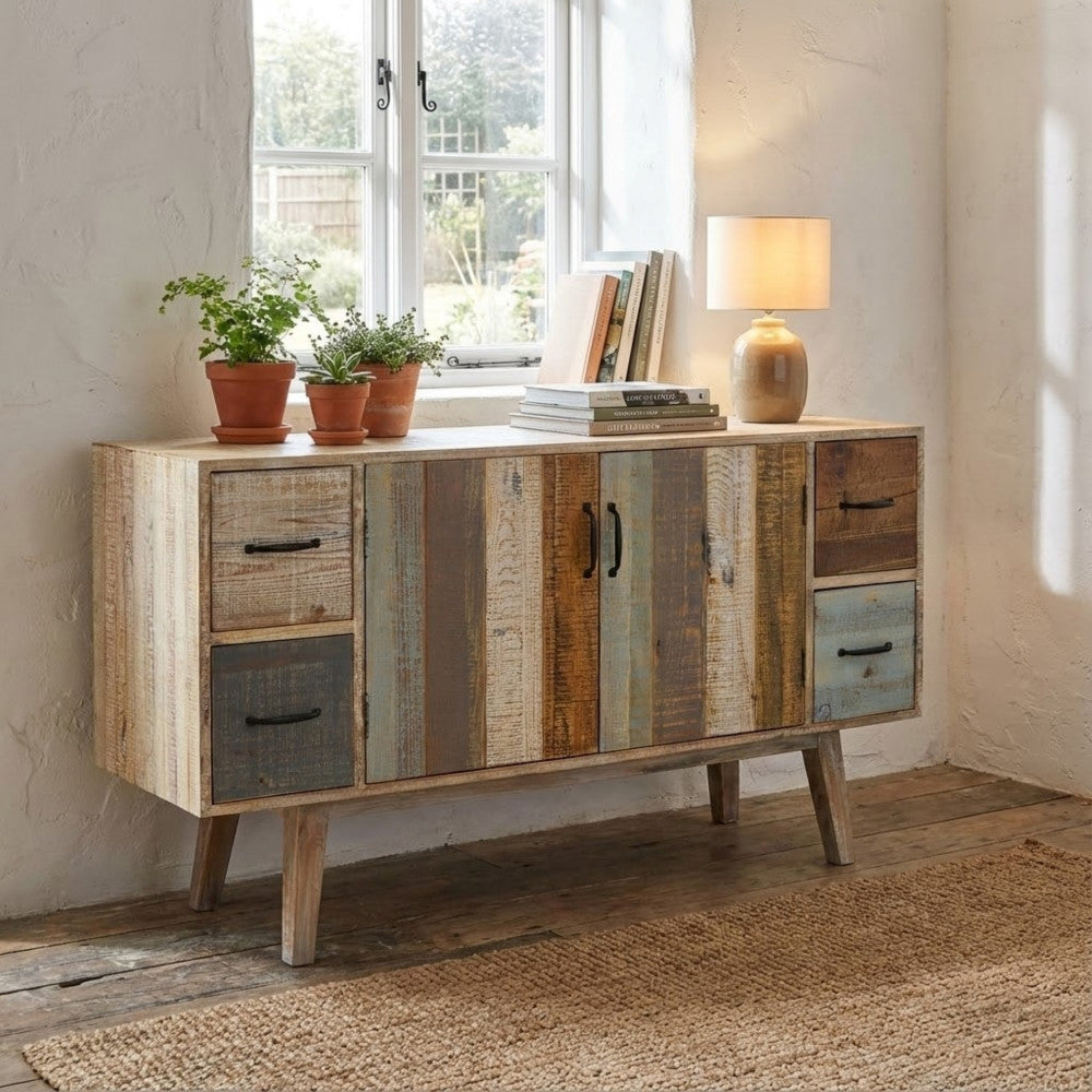Credenza Fred inserita in un contesto rustico chic vicino a una finestra.