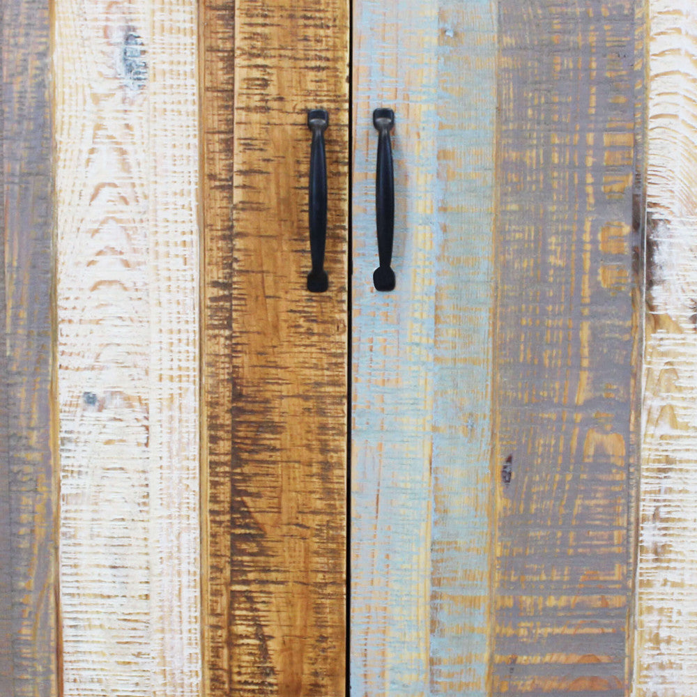 Dettaglio ravvicinato delle maniglie in metallo scuro sulle ante in legno.